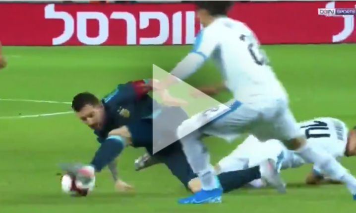 Piłkarze Urugwaju próbujący zabrać piłkę Messiemu... :D [VIDEO]